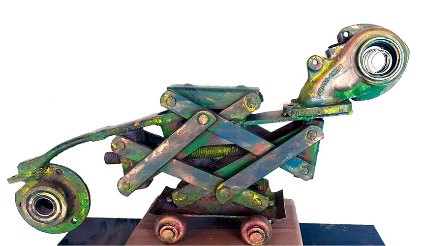 Camaleón. Ensamble de repuesto de automoviles. 60x32x20cm	